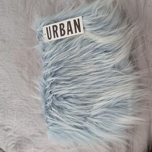 FLASH SALE🔥 $20
Urban Outfitters Furry Clutch Bag